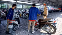 Kiểm tra đột xuất, CSGT phát hiện nhiều xe máy trên 50cc trong bãi giữ xe trường học