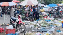 Cần giải pháp mạnh để chấm dứt nạn rác thải gây ô nhiễm xung quanh chợ đầu mối Hóc Môn
