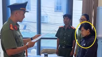 Thiếu phụ vừa bán ma túy, vừa bán... súng quân dụng
