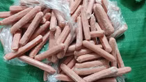 Thu giữ 1.500 hộp kẹo mút và 400 kg xúc xích đông lạnh không rõ nguồn gốc xuất xứ