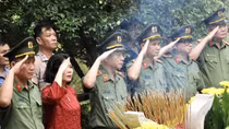 Hàng trăm đoàn khách đến thăm nhà lưu niệm và viếng mộ Đại tướng Võ Nguyên Giáp