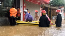Công an Lào Cai đưa sản phụ đi cấp cứu và giúp các cháu học sinh đến nơi an toàn