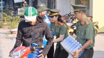 Công an tỉnh Cà Mau hỗ trợ nước cho người dân vùng khô hạn