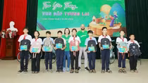 Manulife trao học bổng cho học sinh hiếu học mùa Khai trường 2024