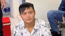 Bắt đối tượng bán tinh dầu thuốc lá điện tử nghi chứa chất ma túy tại cổng trường