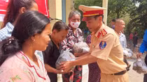 Tặng quà đồng bào Khmer nhân Tết Chol Chnam Thmay