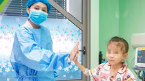 Bà nội hiến thận cứu cháu gái 7 tuổi hồi sinh