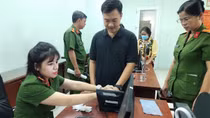 Người dân TP Hồ Chí Minh phấn khởi đi làm căn cước công dân dịp đầu xuân