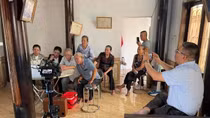 Cha nghẹn ngào khi tìm được con trai sau 43 năm thất lạc