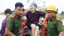 Những người đi về phía bão lũ