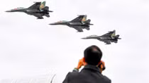Người dân ngắm Su-30MK2, trực thăng Mi luyện tập trên bầu trời Thủ đô