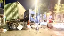 Nhiều người thoát nạn khi xe đầu kéo lao vào dải phân cách