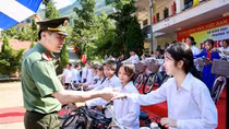 Công an tỉnh Lào Cai tặng xe đạp cho học sinh có hoàn cảnh khó khăn