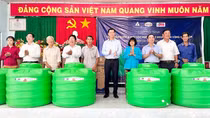Tân Á Đại Thành trao tặng hàng trăm bồn nhựa Plasman, đồng hành người dân miền Tây vùng hạn mặn