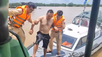 Cảnh sát đường thủy kịp thời cứu sống thuyền viên đuối nước trên sông