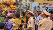 Hàng trăm CBCS đội nắng bảo vệ ANTT tại lễ hội Tết Nguyên tiêu ở Chợ Lớn