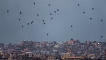 Khoảnh khắc hàng viện trợ "rơi như tên lửa" khiến nhiều người chết tại Gaza