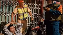 Tạm giữ hình sự gã tài xế vi phạm nồng độ cồn cầm dao tấn công CSGT