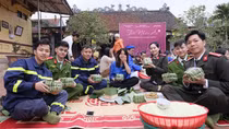 CBCS Công an gói bánh chưng tặng bệnh nhân, gia đình khó khăn