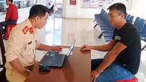 Bị xử phạt, thanh niên “diễn xiếc” trên Quốc lộ khai “do bốc đồng và thích thể hiện”