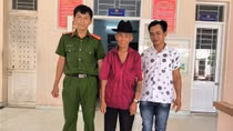 Biểu dương Công an xã tích cực tổ chức tìm kiếm cụ ông 84 tuổi bị lạc trong rừng