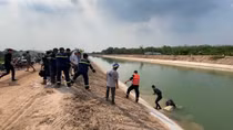 Từ đôi dép vắng chủ, tìm thấy người phụ nữ dưới kênh nước