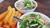 Hà Nội lần đầu có phở do robot thông minh chế biến