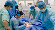 Bác sĩ tranh thủ từng giây cứu sống cháu bé mắc bệnh tim hiếm gặp