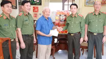 Thứ trưởng Lê Quốc Hùng chúc Tết các đồng chí nguyên Thứ trưởng và thắp hương tưởng nhớ các đồng chí cố lãnh đạo Bộ Công an