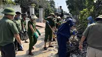 Công an Hưng Yên hỗ trợ nhân dân dọn dẹp sau mưa bão