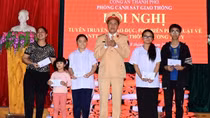 Công an tuyên truyền, phổ biến pháp luật cho gần 100 ngư dân