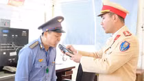 CSGT Hà Tĩnh đột xuất kiểm tra nồng độ cồn lái tàu hoả