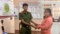 Người đàn ông nhặt được túi nhiều tiền, vàng đem nộp Công an xã