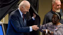 Đi bỏ phiếu sớm, Tổng thống Joe Biden nói gì khi được hỏi "ngọt ngào hay cay đắng"?