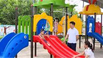 Dây áo vướng vào cầu trượt, bé 3 tuổi nguy kịch