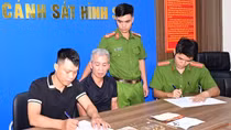 Sang nhà hàng xóm chơi, lén mở két cuỗm tiền vàng