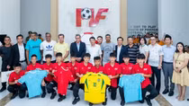 Các cựu danh thủ Brazil tham quan Trung tâm đào tạo bóng đá trẻ PVF