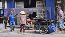 Leo qua mái nhà dân thoát khỏi đám cháy lúc rạng sáng