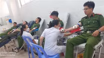 7 cán bộ Công an tỉnh Ninh Thuận hiến máu đột xuất cứu giúp 2 bệnh nhân