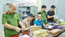 Bắt 2 đối tượng, thu giữ 27 bánh heroin và 5 kg ma túy đá