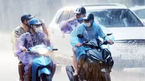 Miền Bắc mưa to nhiều nơi, Trung Bộ nắng rát
