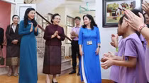 Hai Phu nhân Tổng Bí thư, Chủ tịch nước Việt Nam và Lào thăm làng trẻ em
