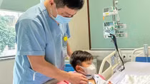 Bé trai 7 tuổi bị vỡ khí quản khi chơi đùa