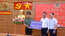 Công an Quảng Trị tiếp nhận kinh phí xây dựng 10 ngôi nhà tình nghĩa cho CBCS