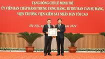 Trao Huy hiệu 40 năm tuổi Đảng tặng đồng chí Lê Minh Trí