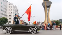 Điều ít biết về VinFast VF 8 mui trần chở Quân kỳ tại Lễ kỷ niệm 70 năm Chiến thắng Điện Biên Phủ