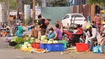 Bát nháo việc kinh doanh “ăn theo” chợ đầu mối nông sản