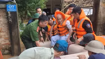 Cán bộ, chiến sĩ Công an tỉnh Sơn La dầm mình trong mưa lũ cứu dân