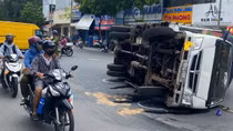 Giải cứu tài xế mắc kẹt bên trong chiếc xe tải bị lật