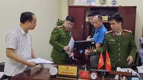 Bắt quả tang Chủ tịch UBND phường nhận tiền hối lộ ngay tại phòng làm việc